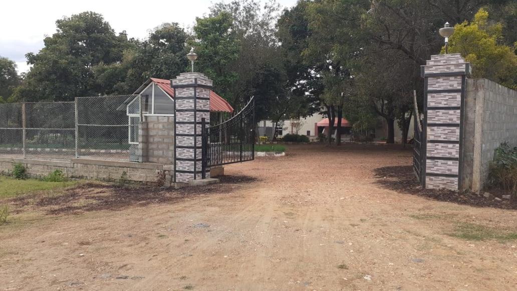 Kstdc Hotel Mayura Pavithra Yediyur Kunigal Exterior foto